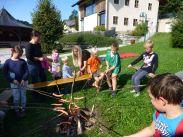 Würstchen Grillen beim Lesesommer der Bücherei